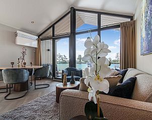 Binnenruimte van de Vrijstaande woning in Oudehaske met uitzicht op het Friese platteland, Friesland.