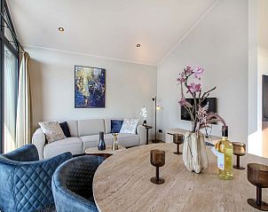 Gezellige woonkamer in de Vrijstaande woning in Oudehaske, Friesland, met moderne inrichting.