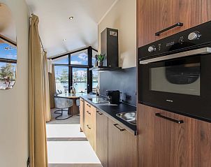 Moderne keuken in de Vrijstaande woning in Oudehaske, ideaal voor een verblijf in Friesland.