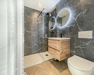 Uitzicht op de Vrijstaande woning in Oudehaske vanaf het terras aan het water, Friesland.