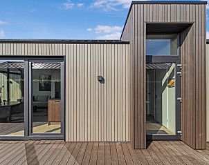 Terras van de Vrijstaande woning in Oudehaske met uitzicht op het water, Friesland.