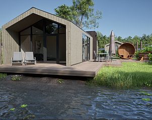 Vrijstaande woning in Oudehaske met terras en ligstoelen aan het water, Friesland.