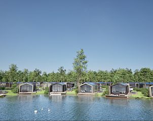Vrijstaande woning in Oudehaske met uitzicht op het Friese platteland en water.