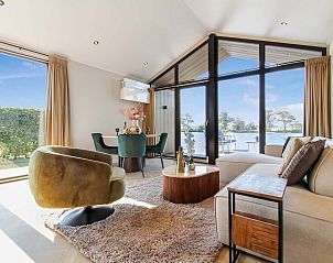 Gezellige binnenruimte van vrijstaande woning in Oudehaske met grote ramen.