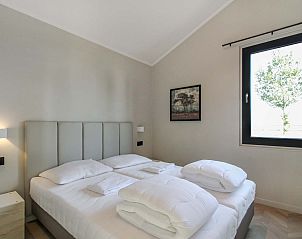 Slaapkamer in vrijstaande woning Oudehaske met comfortabel tweepersoonsbed.