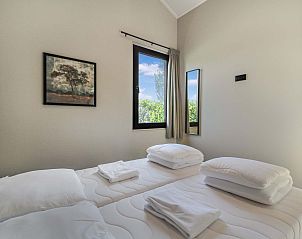 Lichte slaapkamer met raam in vakantiehuis Oudehaske, gelegen in Friesland.