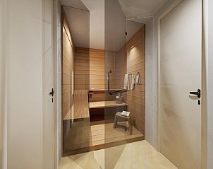 Terras aan het water van vakantiehuis Oudehaske met comfortabele zitplaatsen.