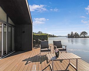 Gezellig terras aan het water bij vrijstaande woning in Oudehaske, Friesland.