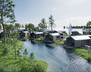 Vakantiehuisjes aan het water in Oudehaske met groene omgeving in Friesland.