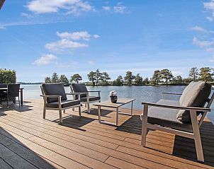 Comfortabele zitplek op het terras van Vrijstaande woning in Oudehaske, Friese platteland.