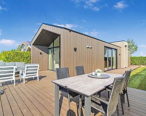 Buitenterras met moderne meubels bij Vrijstaande woning in Oudehaske, Friesland.