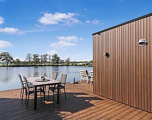 Eethoek op het terras van Vrijstaande woning in Oudehaske aan het water.