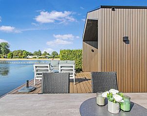 Ruim terras met uitzicht op natuur bij Vrijstaande woning in Oudehaske, Friesland.