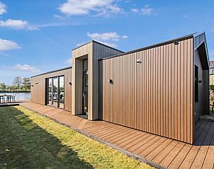 Zijaanzicht van Vrijstaande woning in Oudehaske met houten afwerking.