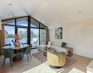 Stijlvolle woonkamer met veel lichtinval in Vrijstaande woning in Oudehaske, Friesland.