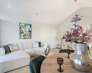 Sfeervolle inrichting in de woonkamer van Vrijstaande woning in Oudehaske, Friesland.