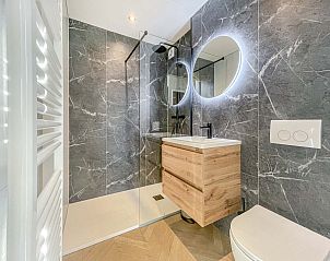 Luxe slaapkamer met serene sfeer in Vrijstaande woning in Oudehaske, Friesland.