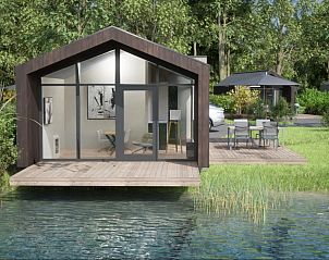 Binnenruimte van 4-persoons lodge 4B2 in Oudehaske, Friesland met uitzicht op het water en moderne inrichting.