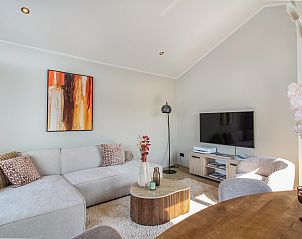 Ruim terras aan het water bij de 4-6 persoons lodge - Extra toegankelijk | 4-6BT, vakantieaccommodatie in Oudehaske, Friesland.