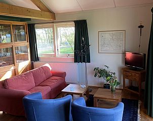 Gezellige woonkamer van Bonnehof, vakantiehuis in het landelijke Westergeest, Friesland.