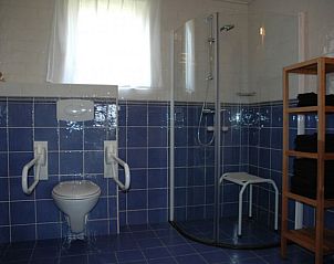 Stijlvolle badkamer in vakantiehuis Bonnehof, Westergeest, op het Friese platteland.