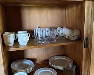 Servies en glazen in de kast van vakantiehuis Bonnehof, gelegen in Westergeest, Friesland.