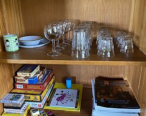 Spelletjes en tijdschriften in vakantiehuis Bonnehof, Westergeest, voor een gezellig verblijf.