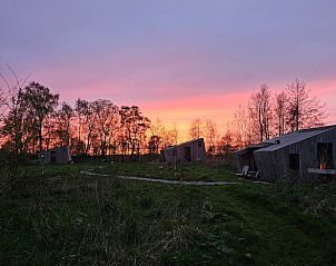 Adembenemende zonsondergang bij vakantiehuisje in Westergeest op het Friese platteland.