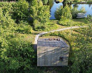 Luchtfoto van Vakantiehuisje in Westergeest gelegen aan een schilderachtige rivier in Friesland.