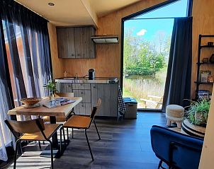Interieur van Huisje in Westergeest, vakantiehuis met moderne keuken en uitzicht op de natuur.