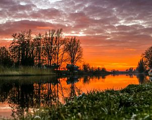 Avondrood bij Huisje in Westergeest, vakantiehuis met schilderachtige uitzichten in Friesland.