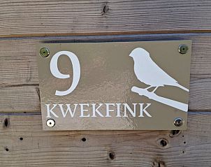 Huisnummerbordje van Vakantiehuisje in Westergeest met vogelontwerp.