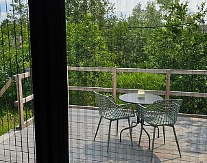 Uitzicht op het groene terras vanuit Vakantiehuisje in Westergeest.