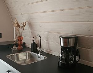 Moderne keuken met koffiezetapparaat in Vakantiehuisje in Westergeest.