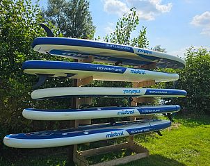 SUP boards klaar voor avontuur bij Vakantiehuisje in Westergeest.