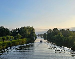 Boottocht op de rivier bij zonsondergang nabij Vakantiehuisje in Westergeest.