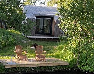 Terras aan het water bij Huisje in Westergeest, ideaal voor ontspanning.