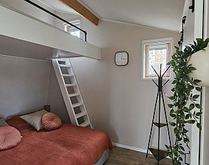 Gezellige slaapkamer in Huisje in Westergeest met comfortabele bedden.