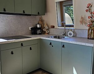 Moderne keuken in Huisje in Westergeest, ideaal voor culinaire avonturen.