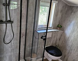 Luxe badkamer in Huisje in Westergeest met moderne douchefaciliteiten.