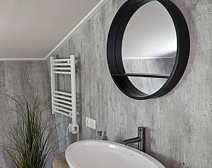 Stijlvolle wastafel in de badkamer van Huisje in Westergeest, Friesland.