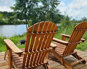 Comfortabele stoelen op het terras van Huisje in Westergeest, ideaal voor ontspanning.
