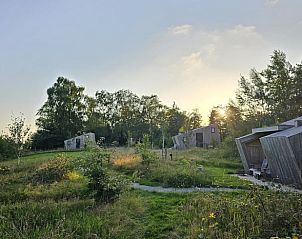 Zonsondergang bij Huisje in Westergeest, vakantiehuis op het Friese platteland.