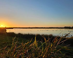 Vredig meer bij zonsopgang in de buurt van Huisje in Westergeest, Friesland.