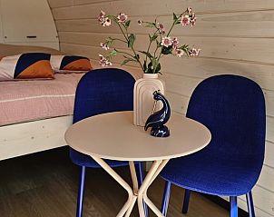 Stijlvolle zithoek in Vakantiehuis in Westergeest, ideaal voor ontspanning in Friesland.