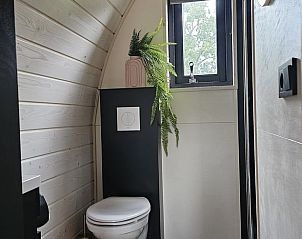 Moderne badkamer in Vakantiehuis in Westergeest, gelegen in het rustige Friesland.