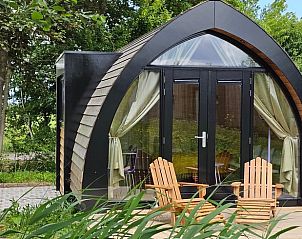 Gezellige veranda bij Huisje in Westergeest, Friesland, met comfortabele stoelen en uitzicht op de natuur.
