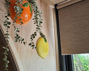 Decoratieve details in de keuken van Huisje in Westergeest, Friesland, met fruitornamenten.