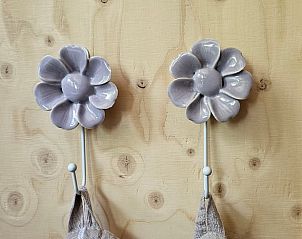 Bloemvormige kapstokhaken in Huisje in Westergeest, vakantiehuis in het Friese platteland.