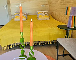 Comfortabele slaapkamer in Huisje in Westergeest, Westergeest, met kleurrijke inrichting.